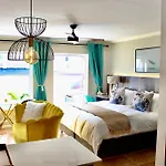 Yellow Couch Studio Apartment 1 Kingbed
